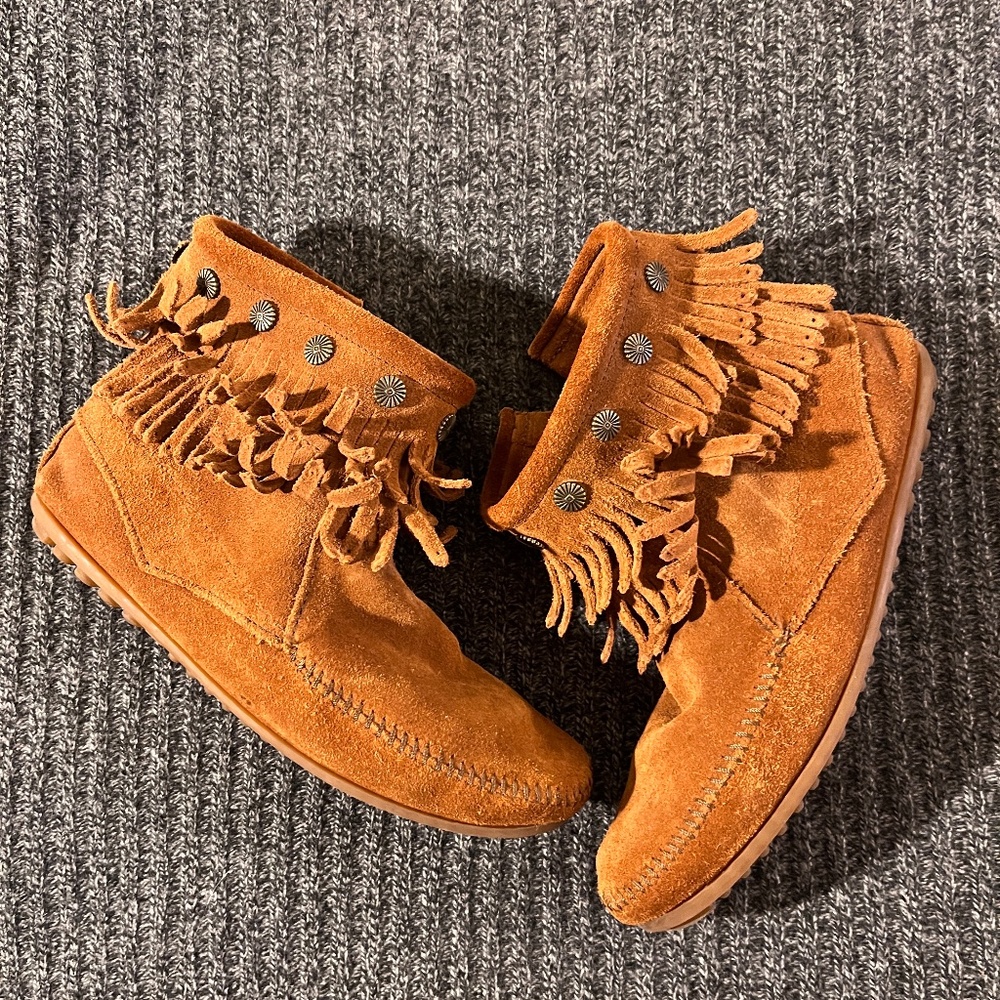 Minnetonka Suede Fringe Side Zip Ankle boots - Size 9